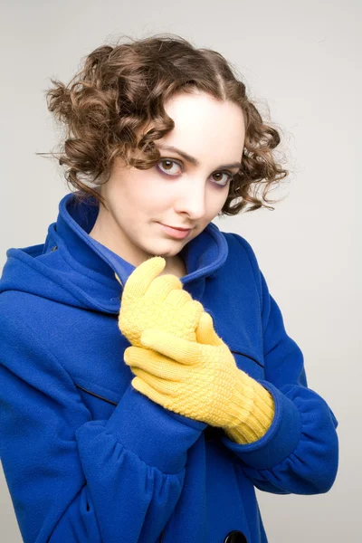 Curly-haired kvinna i päls — Stockfoto