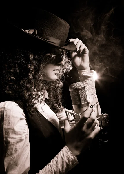 Красивая певица в шляпе с микрофоном Лицензионные Стоковые Фото