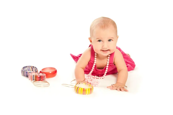 Mooie baby met een heleboel accessoires op zoek naar de camera — Stockfoto