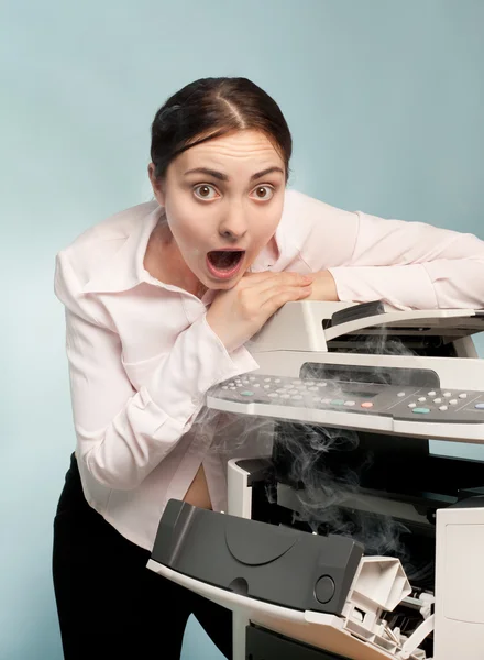 Mujer sorprendida con fotocopiadora para fumar — Foto de Stock