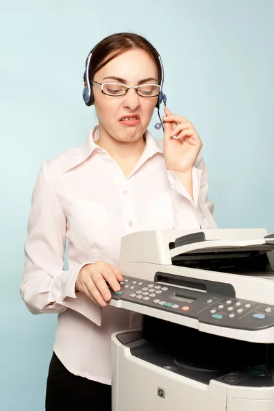 Fotokopi makinesi ile sinirli iş kadını — Stok fotoğraf