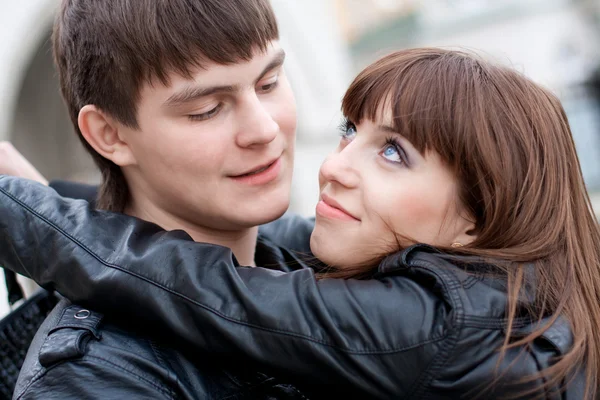 Young couple outdoors — Stock Photo, Image