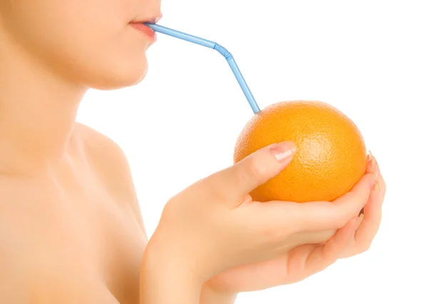Nainen juo appelsiinimehua — kuvapankkivalokuva