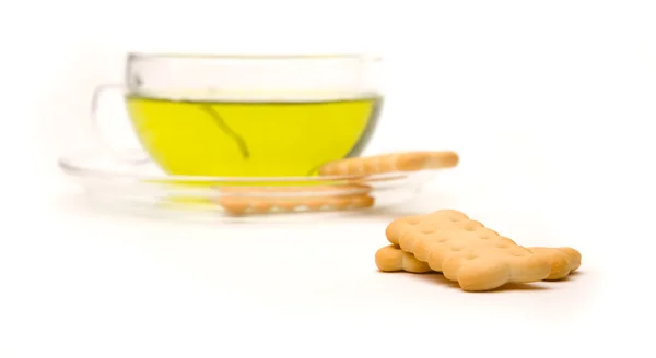 Cup of green tea with cookies (focus on cookies) — Stock Photo, Image