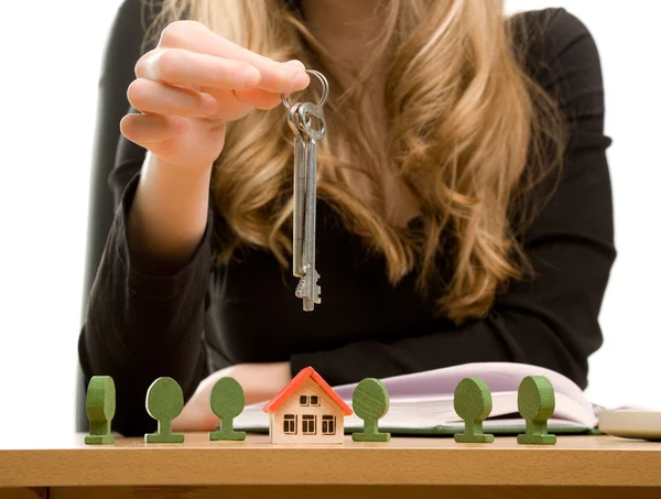 Kvinnans händer med nyckel och toy house — Stockfoto