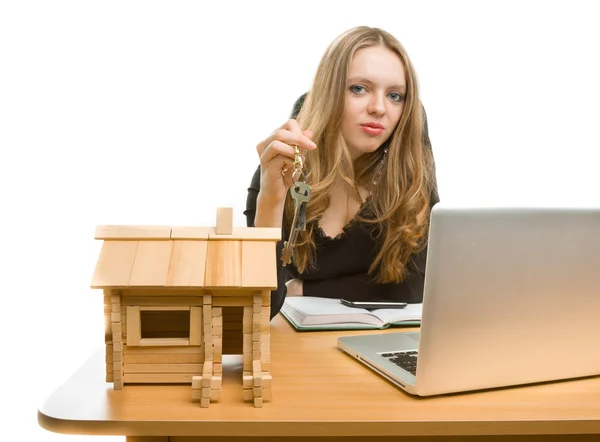 Kobieta z klawiszy i zabawki dom w urzędzie — Zdjęcie stockowe