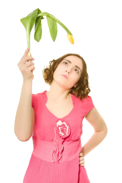 Kvinna anläggning gul tulpan — Stockfoto