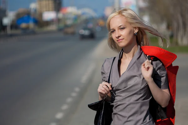 Hermosa mujer caminando en una calle de la ciudad — Foto de Stock