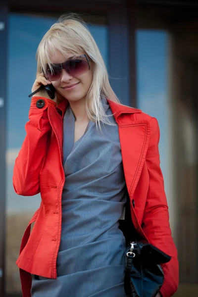 Красивая женщина звонит на мобильный телефон — стоковое фото