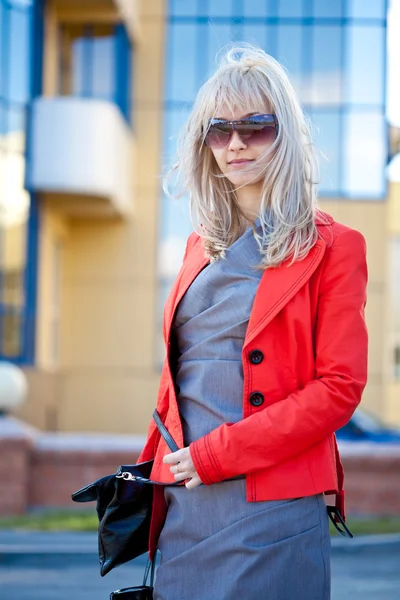Kırmızı ceket yürüyüş güzel kadın — Stok fotoğraf