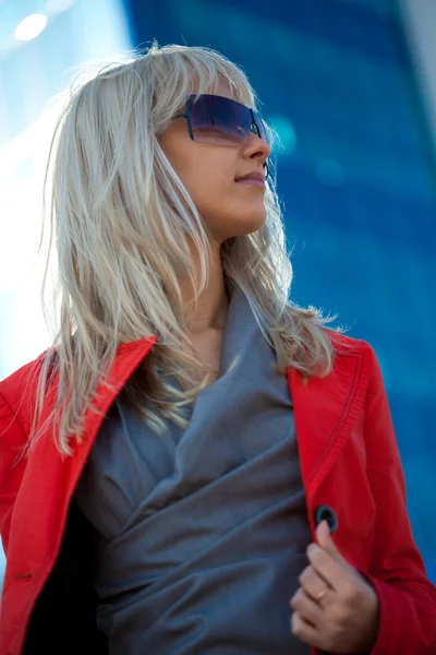 Hermosa mujer en gafas de sol caminando al aire libre — Foto de Stock