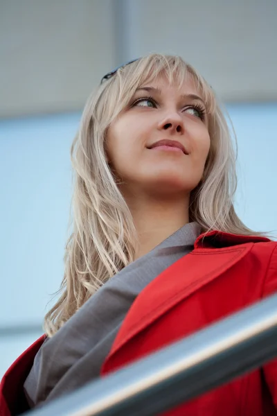 Mooie vrouw staande — Stockfoto