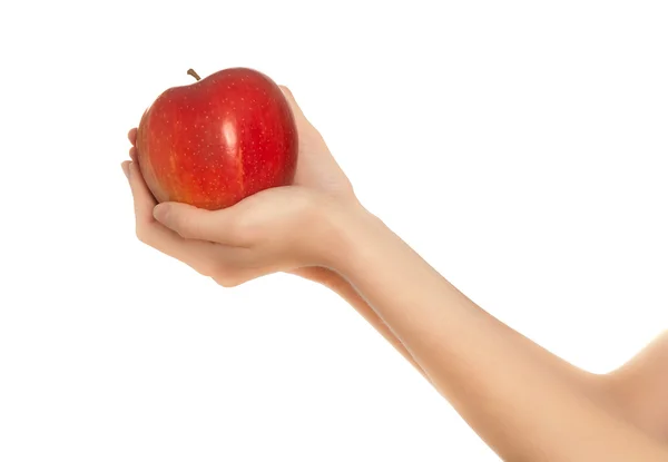 Mãos de mulher segurando maçã vermelha — Fotografia de Stock