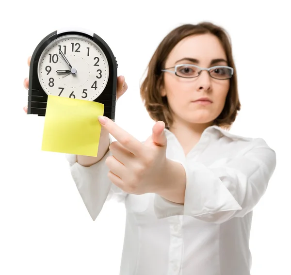 Flickan pekar på clock (fokus på klockan) — Stockfoto