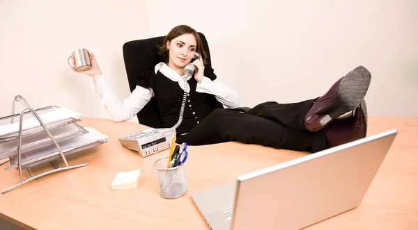 若い女性は椅子に座っていると電話で話しています。 — ストック写真