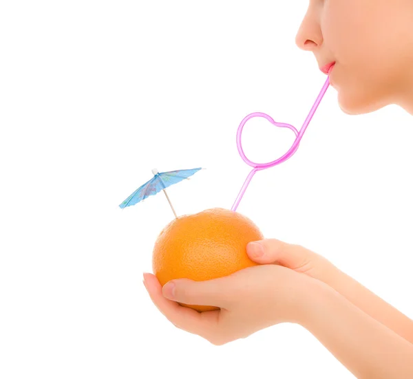 Naisen huulet hedelmillä ja oljilla — kuvapankkivalokuva