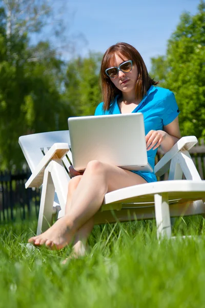 Femme appréciant le soleil — Photo