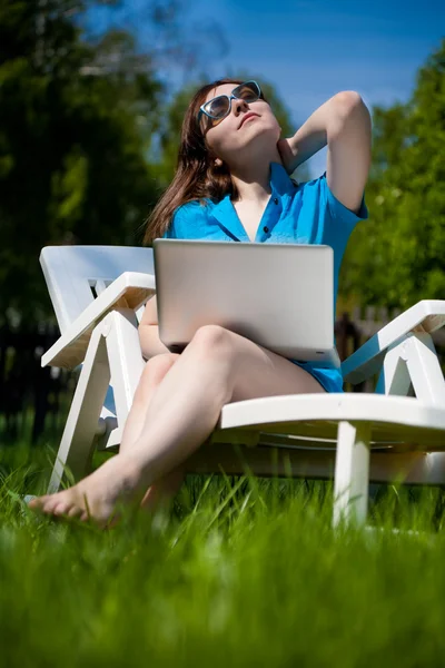 Mujer disfrutando del sol —  Fotos de Stock