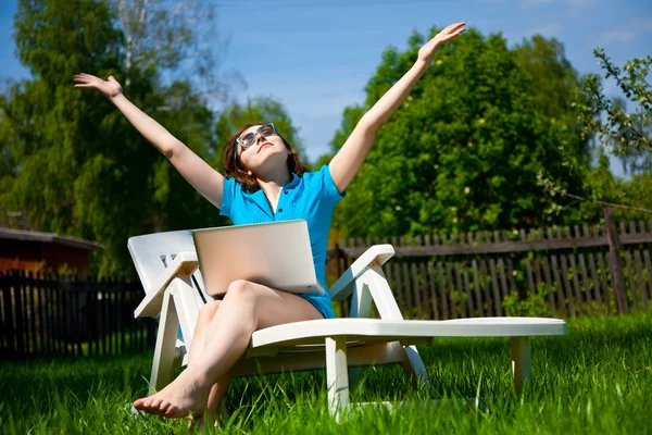 Vrouw genieten van de zon — Stockfoto