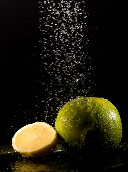 Lime under water jets — Stock Photo, Image