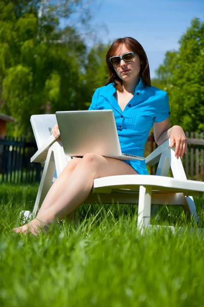 屋外でノートパソコンを持つ女性 — ストック写真