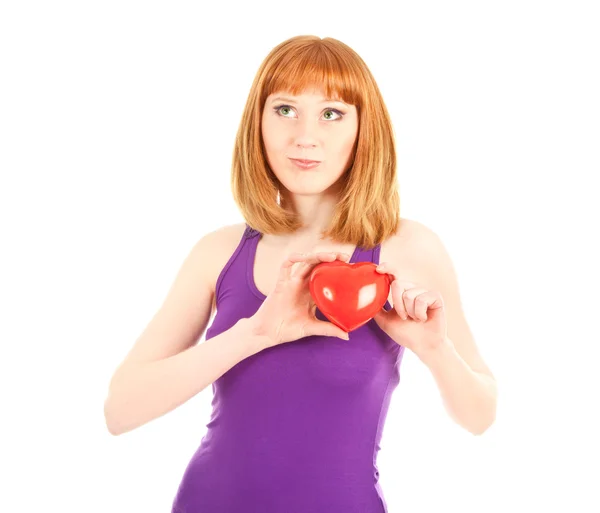 Mulher com caixa de jóias em forma de coração vermelho — Fotografia de Stock