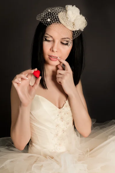 Krásná žena ve svatebních šatech — Stock fotografie