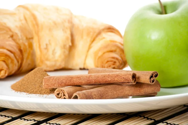 Green apple, cinnamon, cornetto — Stock Photo, Image