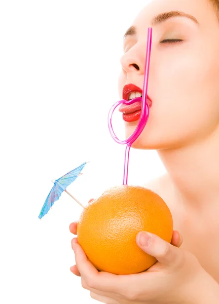 Lábios de mulher com frutas e palha — Fotografia de Stock
