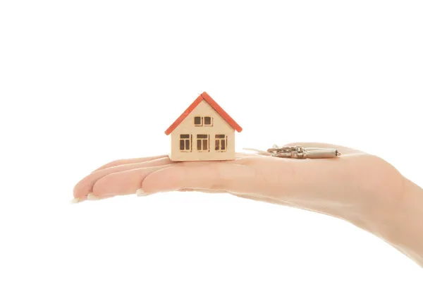 Kvinnans händer med toy house och nycklar — Stockfoto
