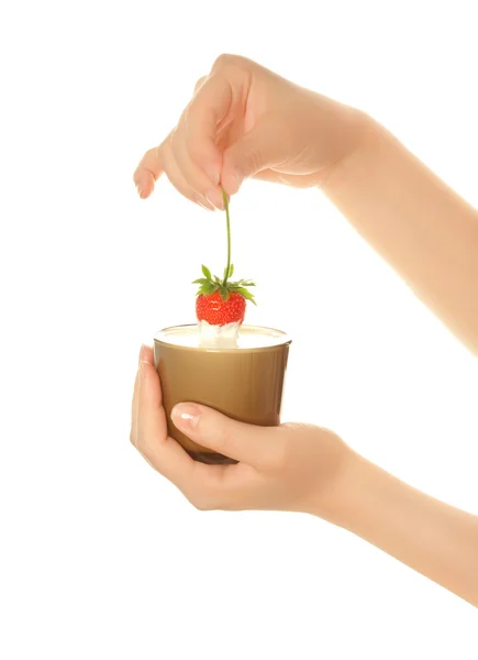 Kvinnans händer med jordgubbe isolerad på vit — Stockfoto