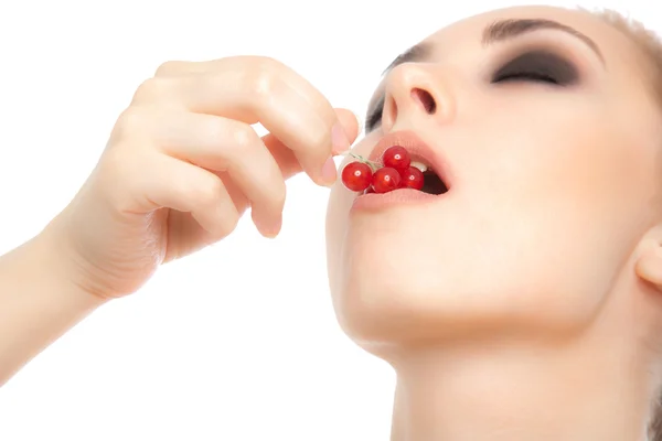 Sexig kvinna med röda vinbär i hennes läppar — Stockfoto