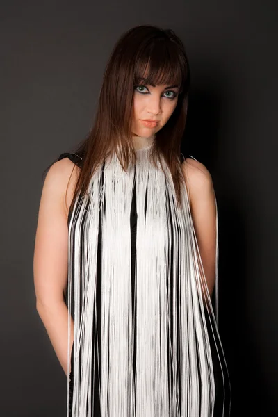 Mujer con cortina de cordón en su vestido — Foto de Stock