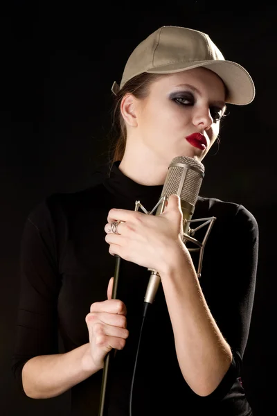 Kobieta z mikrofonem — Zdjęcie stockowe