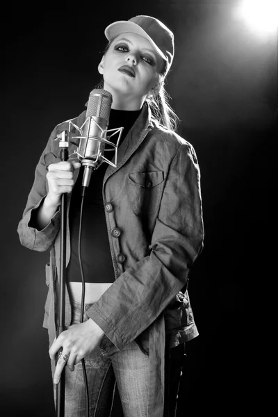 Dziewczyna w kurtkę z mikrofonem — Zdjęcie stockowe