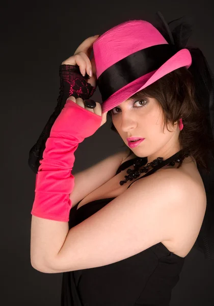 Kobieta w czarnej sukni ze stawianiem kapelusz — Zdjęcie stockowe