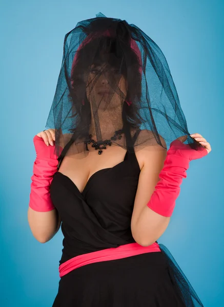 Meisje in jurk met hoed poseren — Stockfoto