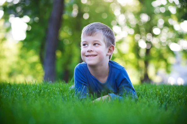 Çim döşeme mutlu çocuk — Stok fotoğraf