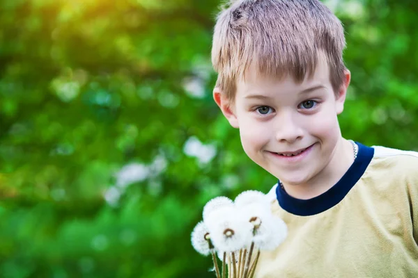 Щасливий хлопчик з кульбабами — стокове фото