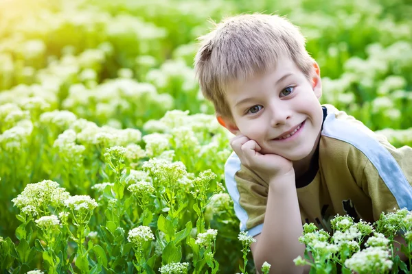 Enfant heureux dans l'herbe verte — Photo