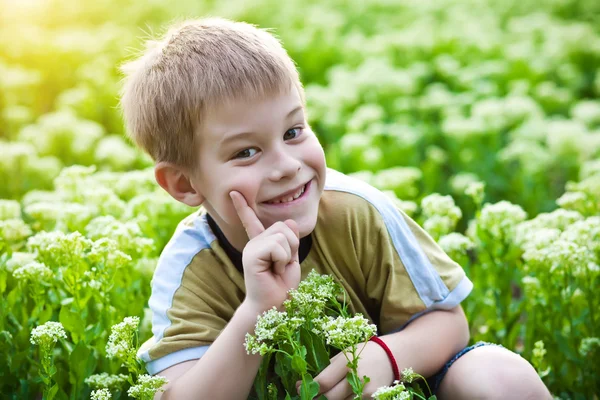Lustiger Junge im grünen Gras — Stockfoto