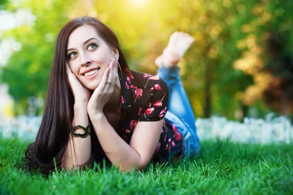 Szczęśliwy ładna dziewczyna na trawie — Zdjęcie stockowe