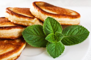 ekşi krema ve nane yaprağı ile Pancakes