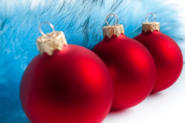 Tres bolas de árbol de Navidad rojo —  Fotos de Stock