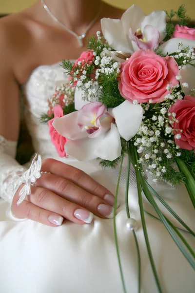 Bunter Hochzeitsstrauß an der Hand der Braut — Stockfoto