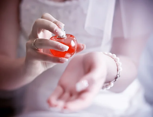 Žena nanáší parfém na zápěstí — Stock fotografie