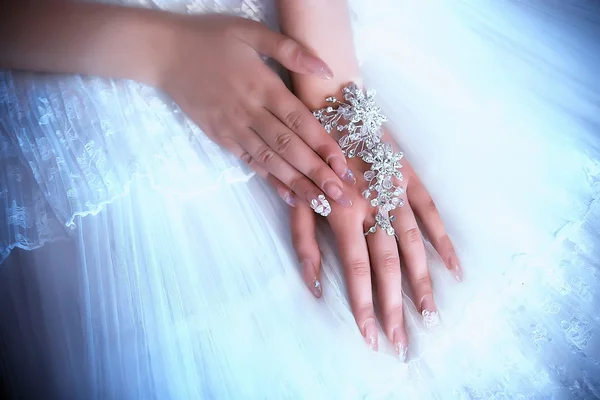 着新娘的手 — 图库照片