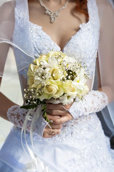 Свадебный букет в руках невесты — стоковое фото