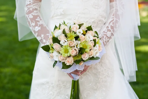 Brudbukett i den brudens händer — Stockfoto