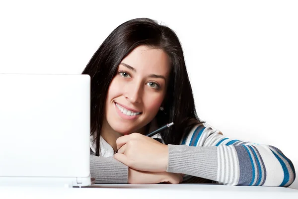 Krásný obchodní žena úsměv pracující pomocí přenosného počítače — Stock fotografie